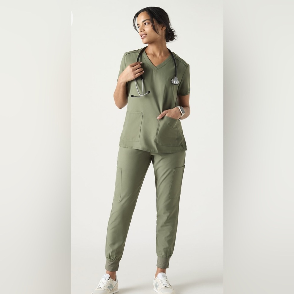 Med Couture Women’s Insight Scrub Set: Top 3 pocket XS,‎ Joggers SP Olive Green